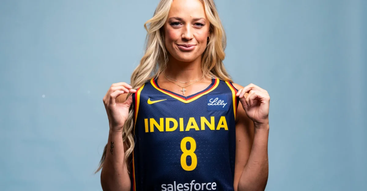 Sophie com sua camisa do Indiana Fevers onde joga atualmente